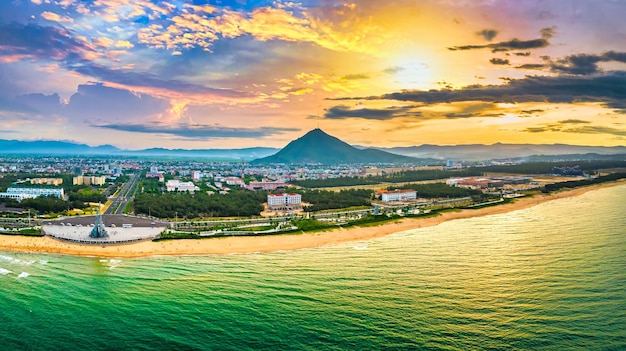 Le paysage vu d'en haut, la ville côtière de Tuy Hoa, au Vietnam, accueille un magnifique coucher de soleil.