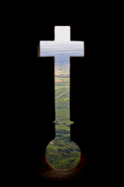 Paysage vu à travers la fenêtre de l'église en forme de croix