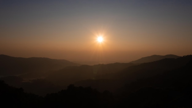 Paysage vue aérienne matin lumière du soleil et photographie de montagne silhouette depuis un drone pour résumé d'arrière-plan