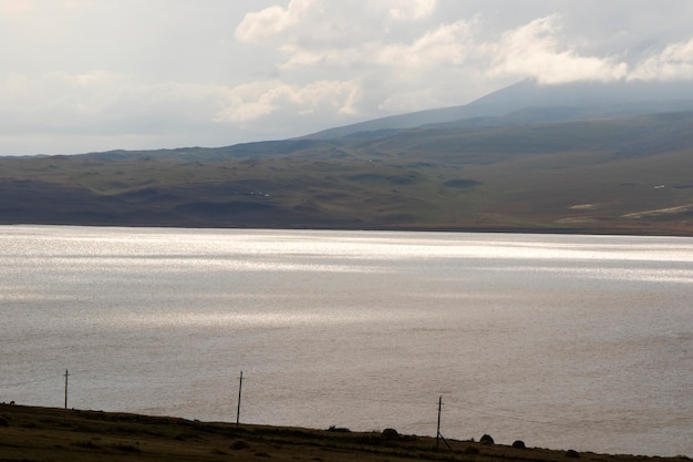 Paysage et vue du lac Paravani en Géorgie, heure d'été