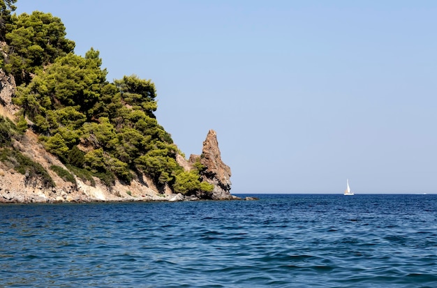 Paysage La vue sur la mer et les montagnes par une journée ensoleillée Péloponnèse Grèce