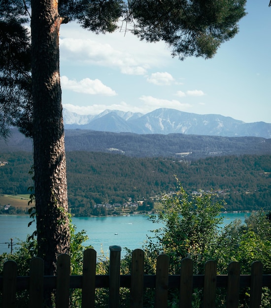 Paysage de vue panoramique sur un village lacustre et une forêt