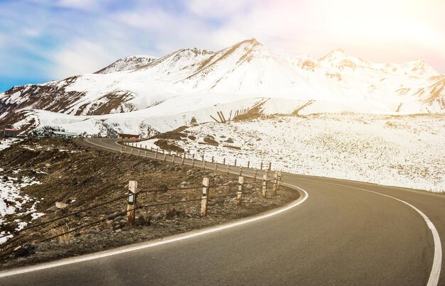 Paysage avec vue sur la route militaire sinueuse d'hiver en géorgie