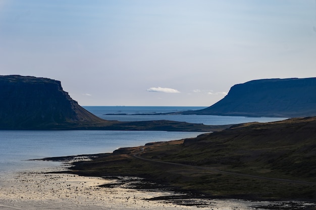 Paysage de westfjord avec ciel nuageux - Islande.