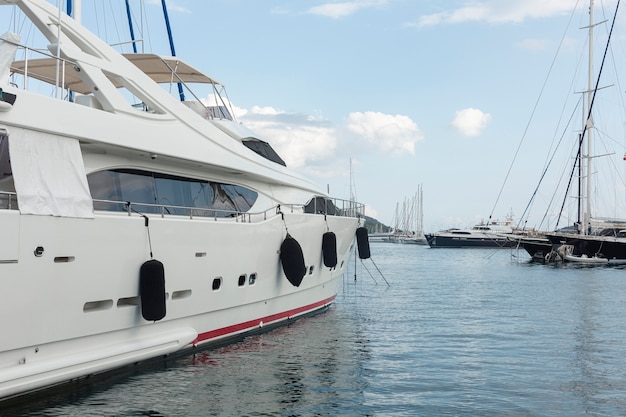 Paysage de yacht sur l'eau de mer