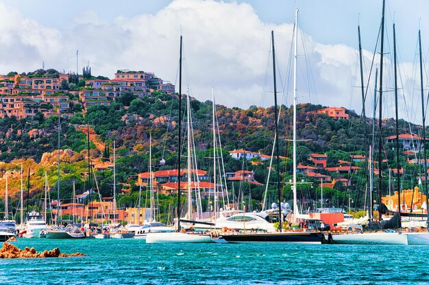 Paysage avec des yachts de luxe dans la marina de la station balnéaire de Porto Cervo, Costa Smeralda Sardaigne, en Italie.