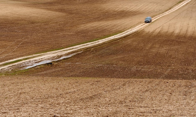 Des paysages agricoles avec une culture nouvellement plantée dans un sol calcaire