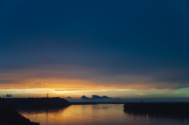 Paysages colorés de coucher de soleil lumineux du territoire de l'Altaï. Coucher de soleil reflété dans la rivière Ob.