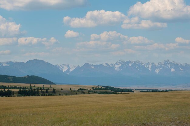 des paysages à couper le souffle lors d'un voyage en été dans l'Altaï