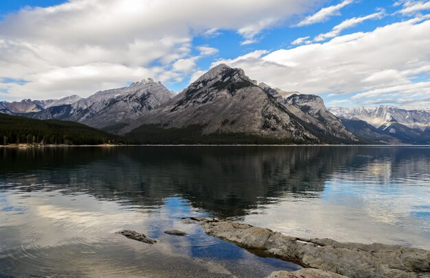 Paysages du lac Minnewanka dans le parc national Banff, Alberta, Canada