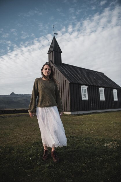 Paysages du Nord Femme contemplant la solitude de l'Église en Islande