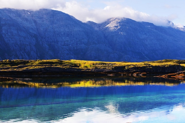 Paysages de falaises abruptes norvégiennes