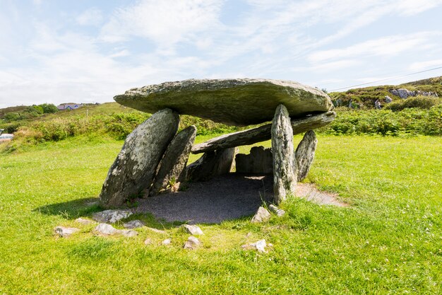 Photo paysages d'irlande. tombe de coin d'autel