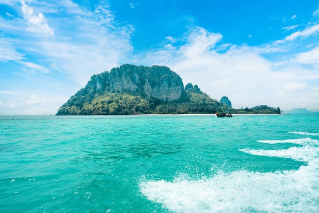 Paysages marins et îles tropicales à Krabisea et ciel