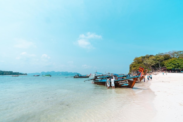 Paysages marins et îles tropicales à Krabisea et ciel