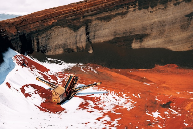 paysages martiens en islande le cratère rouge du volcan seydisholar la carrière de terre rouge