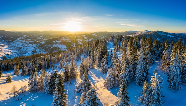 Paysages merveilleux des montagnes des Carpates couvertes de la première neige en Ukraine près du village de Pylypets