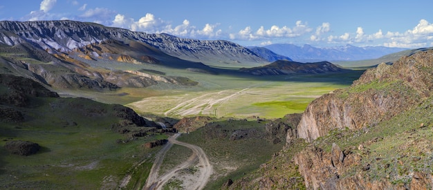 Paysages mongols secs dans les montagnes de l'Altaï. Route de campagne dans la vallée, contraste d'ombre et de lumière.