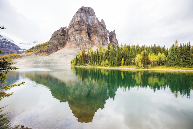 Paysages de montagne étonnants dans le parc provincial du mont Assiniboine, Colombie-Britannique, Canada Saison d'automne