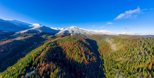 Paysages de montagne pittoresques d'automne avec de la neige près du village de Dzembronya