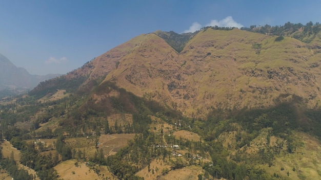 Paysages de montagne, terres agricoles et villages