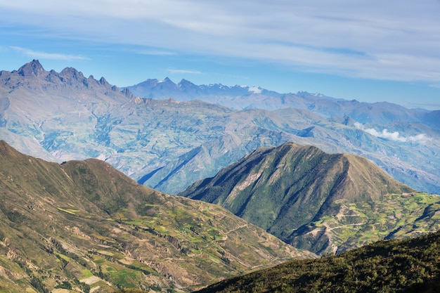 Paysages de montagnes inhabituels dans l'altiplano de Bolivie en Amérique du Sud