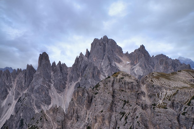 paysages de montagnes et de lacs dans les alpes italiennes des dolomites