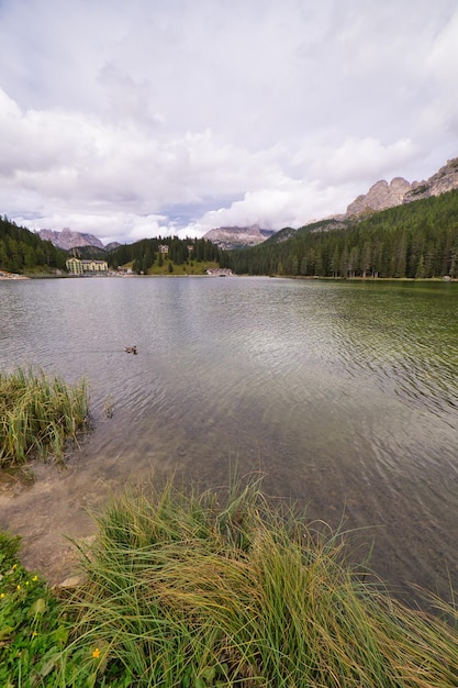 paysages de montagnes et de lacs dans les dolomitesitalie