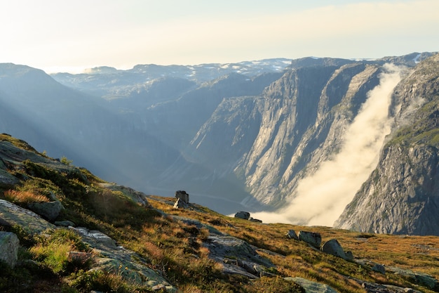 Photo les paysages des montagnes norvégiennes sur la piste de trolltunga