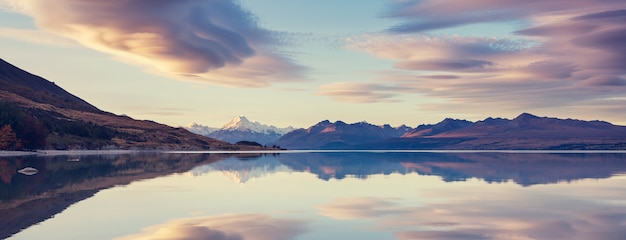 Paysages naturels étonnants en Nouvelle-Zélande. Lac des montagnes au coucher du soleil.