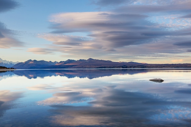 Paysages naturels étonnants en Nouvelle-Zélande. Lac des montagnes au coucher du soleil.