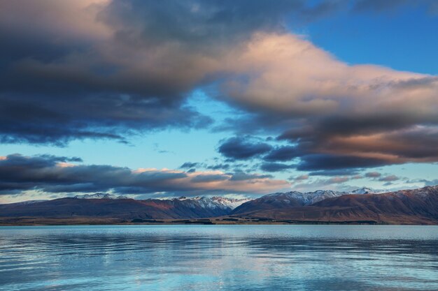 Paysages naturels étonnants en Nouvelle-Zélande. Lac des montagnes au coucher du soleil.