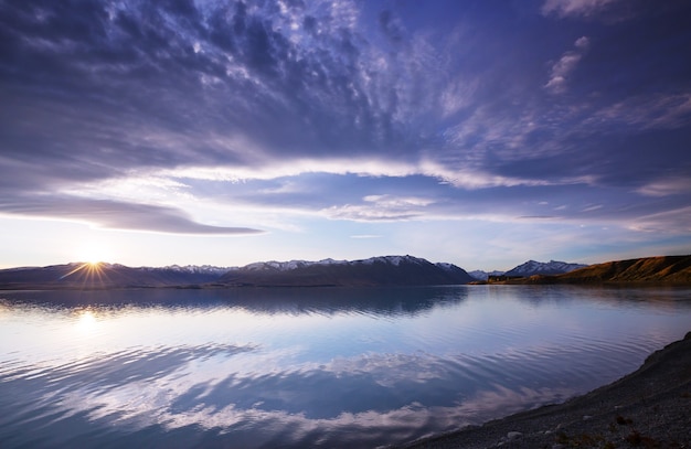 Paysages naturels étonnants en Nouvelle-Zélande. Lac des montagnes au coucher du soleil.