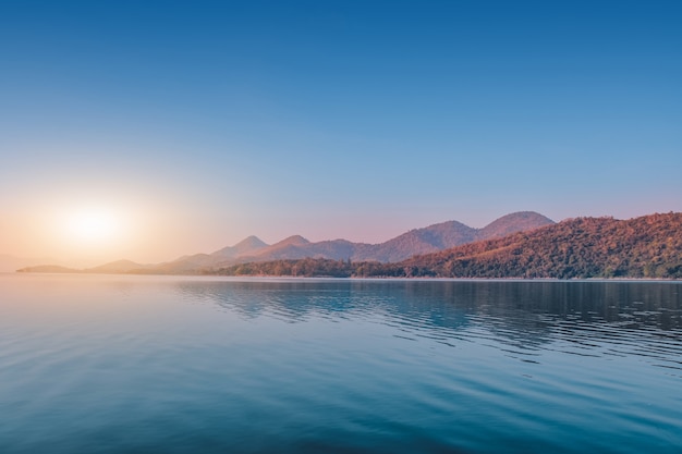 Paysages rivière vue sur le lac montagne en matinée