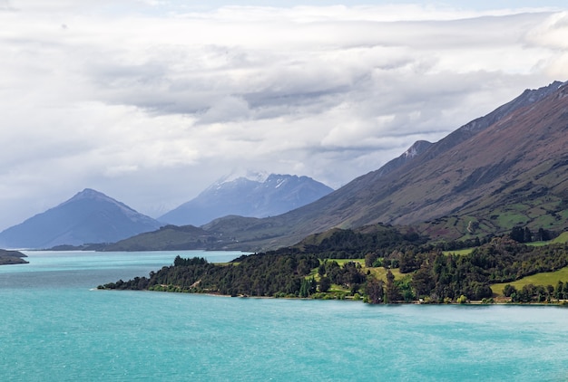 Paysages vallonnés le long des rives du lac Wakatipu en Nouvelle-Zélande