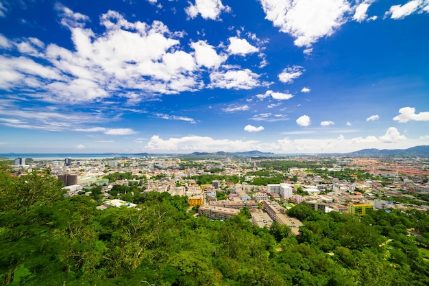 Paysages de la ville sur le fond de montagne de jour.