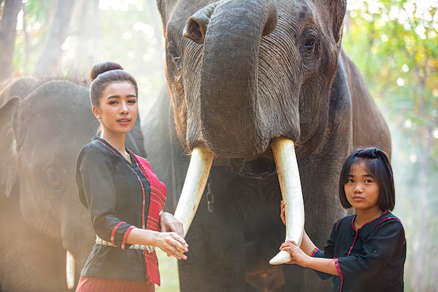 Paysans et culture asiatique des éléphants