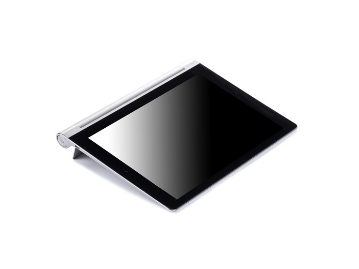 Photo pc isolé sur une tablette blanche