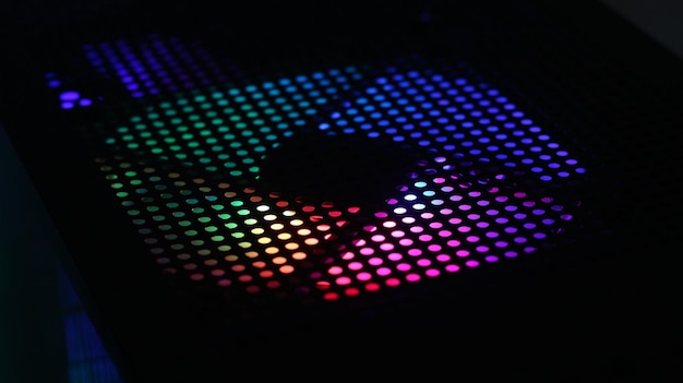 PC de jeu avec lumières LED RGB dans l'ordinateur assemblé avec des composants matériels