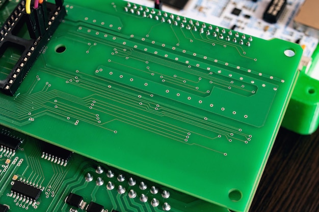 PCB vert avec pistes sur table en bois