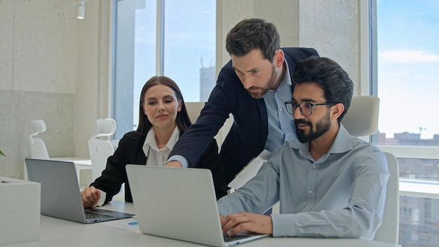 PDG homme chef chef homme d'affaires aide les collègues de bureau avec le travail de l'ordinateur vérifier le projet en ligne