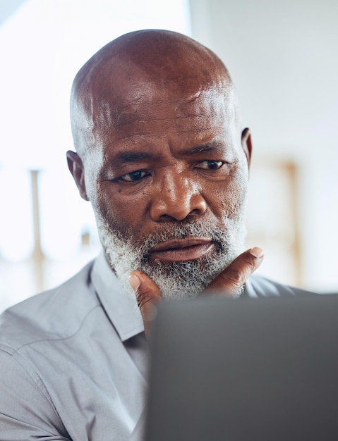 PDG homme noir et pensant avec le stress et l'anxiété dans l'ordinateur de travail et la date limite dirigeant et entrepreneur afro-américain avec recherche de confusion et problèmes de connexion