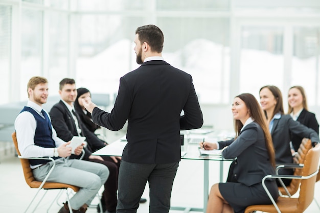 Le PDG parle à l'équipe commerciale de l'atelier dans un bureau moderne.