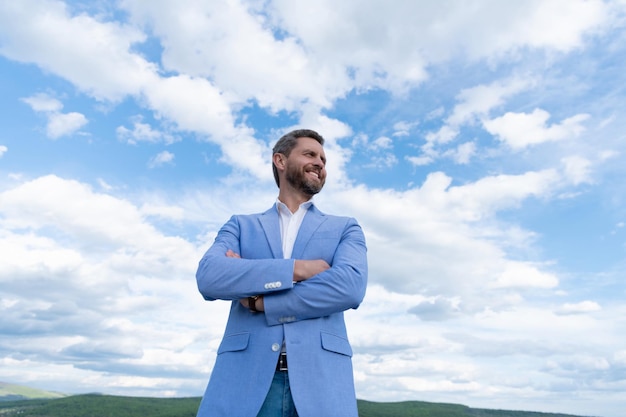 PDG professionnel mal rasé. homme mariée marié sur fond de ciel. homme d'affaires confiant en tenues de soirée. la réussite des entreprises. patron réussi en costume professionnel. chef d'entreprise ou dirigeant. mode formelle masculine.