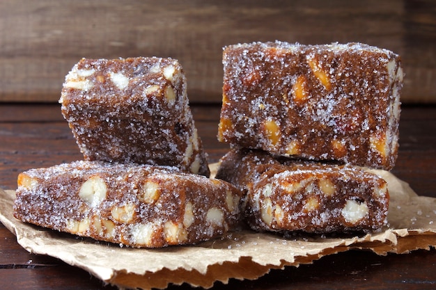 Le pe de moleque au chocolat est un bonbon typiquement brésilien fabriqué à partir d'un mélange d'arachides grillées et de sucre brun