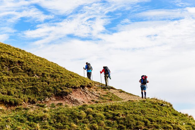 Photo peaple marche dans les montagnes bonne randonnée vue depuis la montagne hochgrat à proximité oberstaufen bavière bayern allemagne