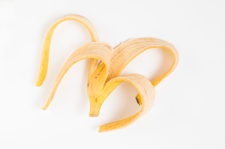 Photo peau de banane sur un blanc isolé