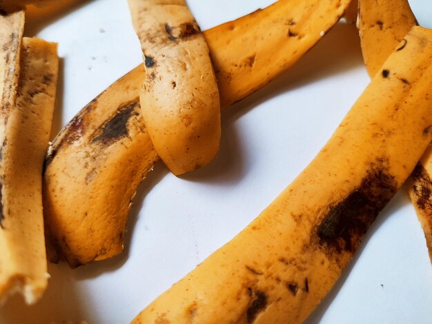 Peau de banane isolée sur fond blanc