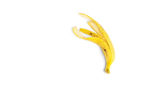 Peau de banane mûre sur blanc