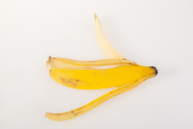 Peau de banane mûre isolé sur fond blanc